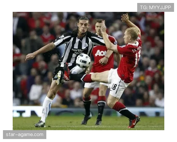 斯科尔斯回撤接应主导中场，连续关键战传球调度压制对手防线